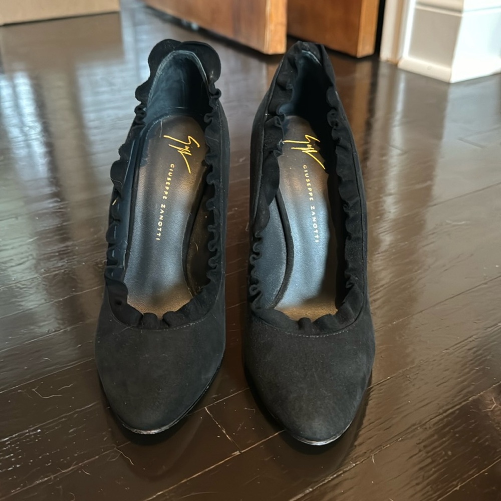 Giuseppe Zanotti Vero Cuoio Suede Pumps